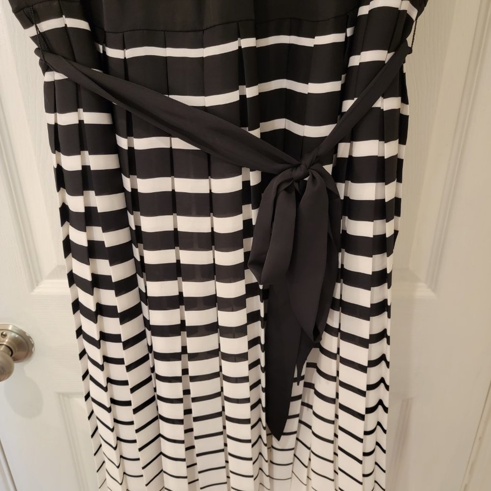 Talbots Dress Size 14W Black White Stripe Pleated Belted Sleeveless MSRP $189 - Picture 3 of 6